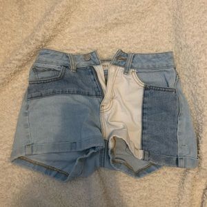 cute pacsun blue and white patch mom jean shorts!